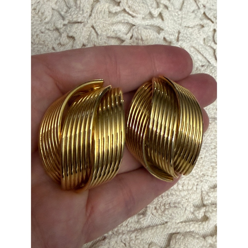 Vintage Sculptural Ribbed Gold Tone Clip On Earrings Chunky Statement